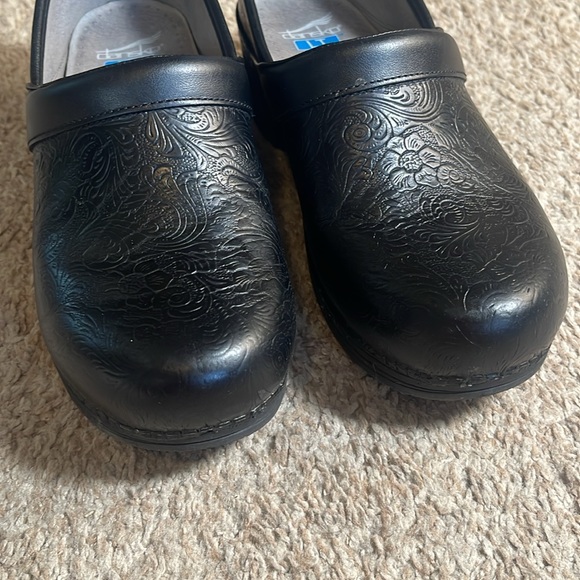 Tooled black leather Dansko LT clogs - Picture 5 of 7